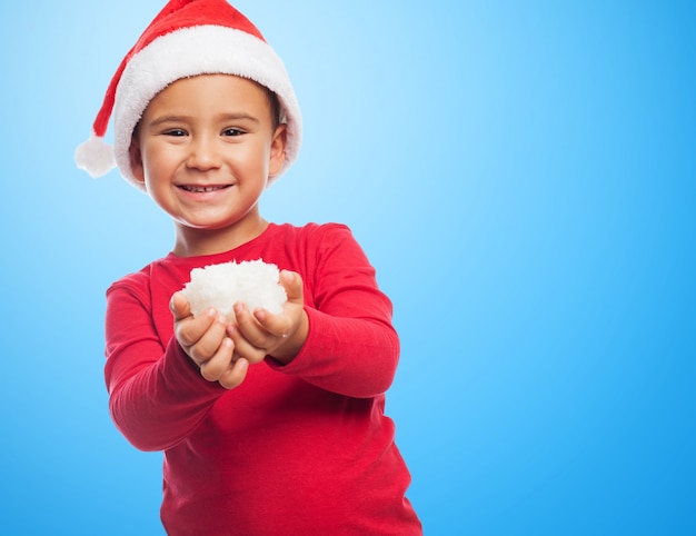 Kid mit Schnee und Sankt Hut