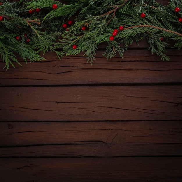 Kiefernweihnachtszusammensetzung auf einem hölzernen Hintergrund mit Kopienraum