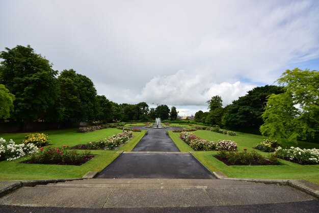 Kilkenny Schlossgarten umgeben von Grün unter einem bewölkten Himmel in Irland