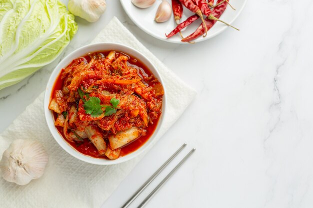 Kimchi essfertig in einer Schüssel