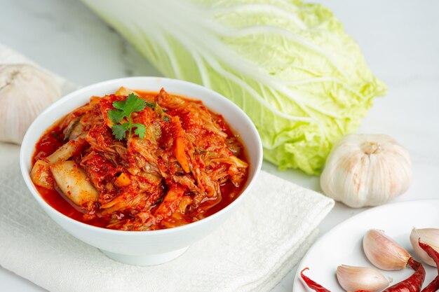 Kimchi essfertig in einer Schüssel