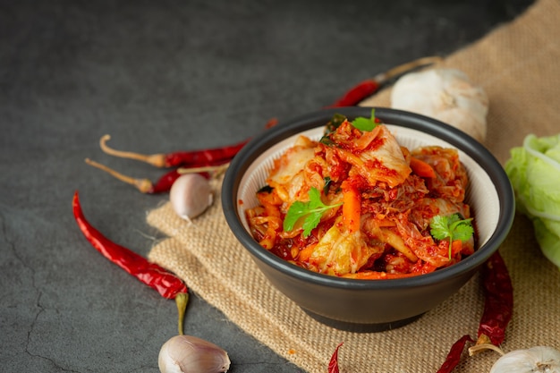 Kimchi essfertig in einer schüssel