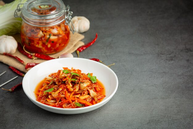 Kostenloses Foto kimchi essfertig in weißen teller