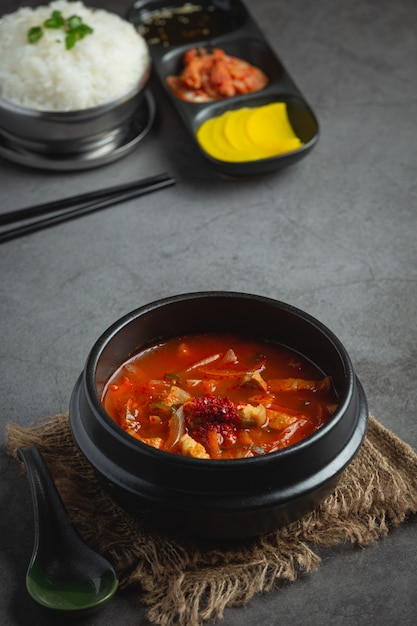 Kimchi Jikae oder Kimchi Suppe fertig zum Essen in einer Schüssel