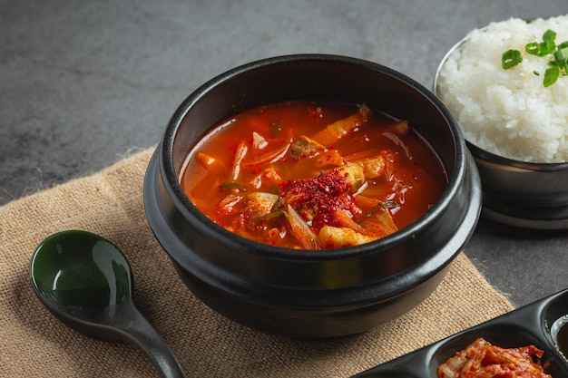 Kimchi Jikae oder Kimchi Suppe fertig zum Essen in einer Schüssel