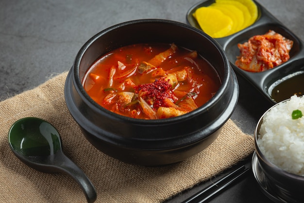 Kimchi Jikae oder Kimchi Suppe fertig zum Essen in einer Schüssel