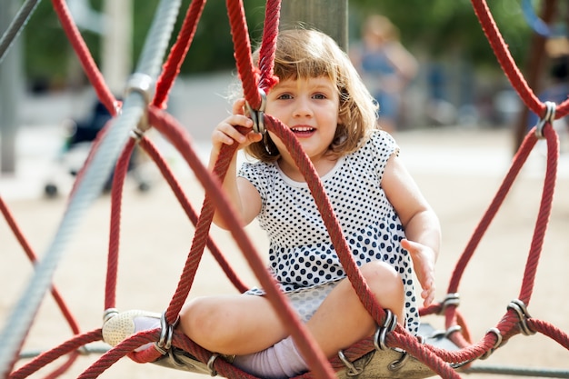 Kostenloses Foto kind auf seilen auf spielplatz