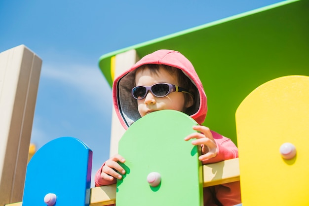 Kostenloses Foto kind auf spielplatz draußen