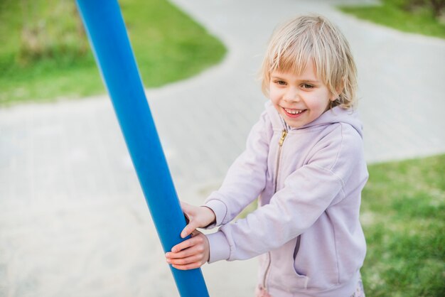 Kind auf Spielplatz draußen