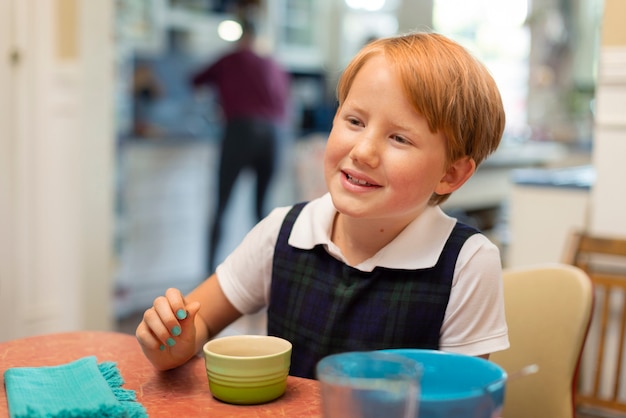 Kostenloses Foto kind bereitet sich auf den ersten schultag vor