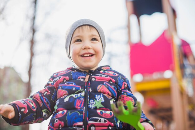 Kind, das draußen auf Spielplatz spielt