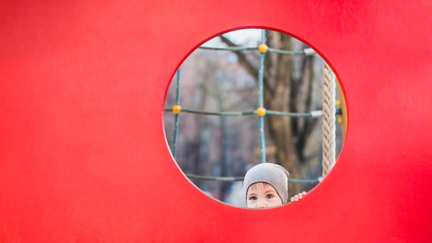 Kind, das draußen auf Spielplatz spielt