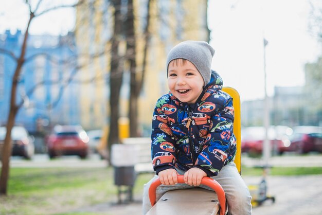 Kind, das draußen auf Spielplatz spielt