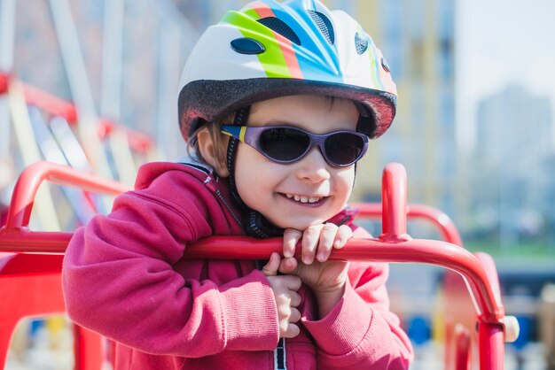 Kind, das draußen auf Spielplatz spielt