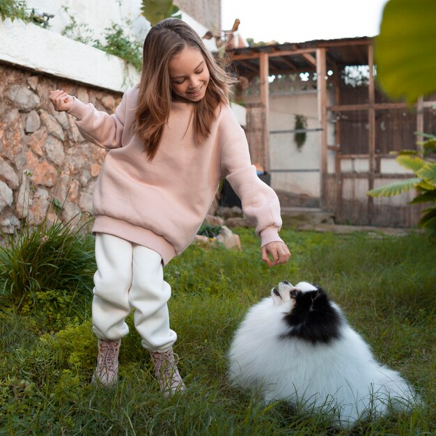 Kind, das ihren Hund verwöhnt