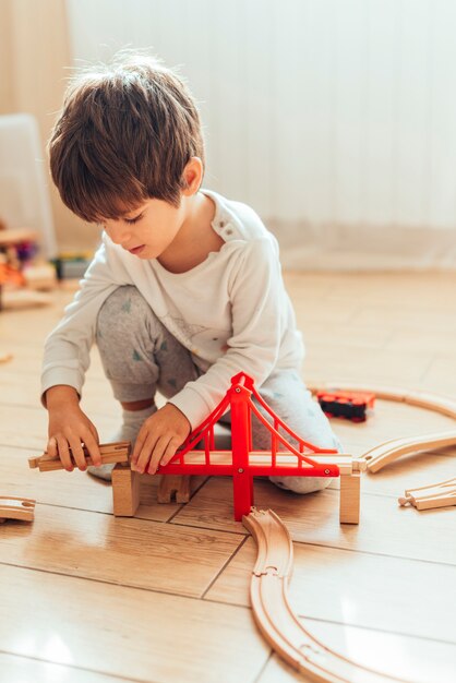 Kind, das mit Spielzeugzug spielt