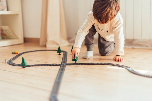 Kind, das mit Spielzeugzug spielt