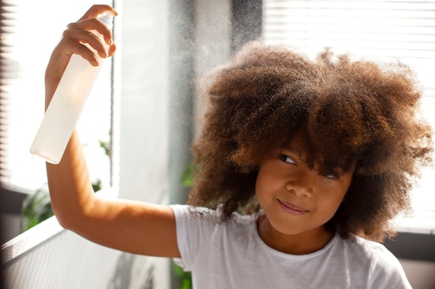 Kind, das sein Afrohaar stylt