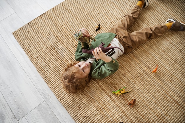 Kind, das Spaß während der Spielzeit hat