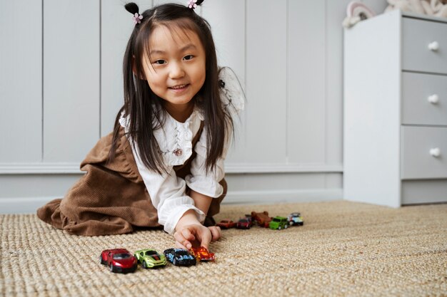 Kind, das Spaß während der Spielzeit hat