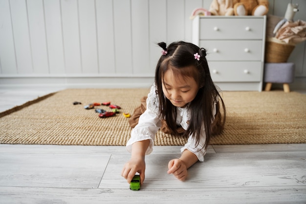 Kostenloses Foto kind, das spaß während der spielzeit hat