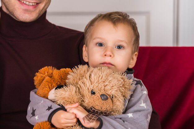 Kind, das Teddybären hält