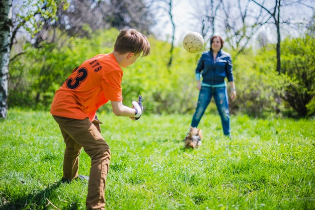 Kind, der den Ball zu seiner Mutter wirft