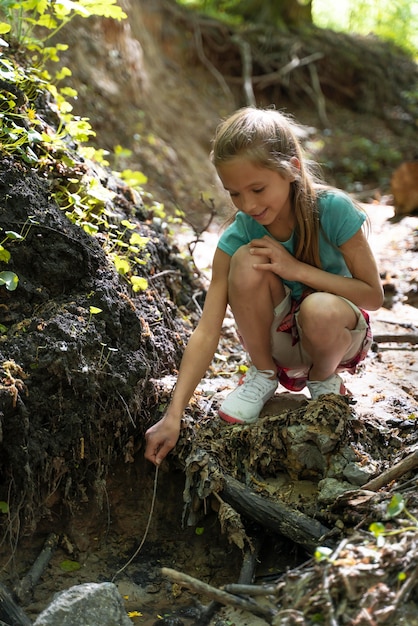 Kind erforscht den Wald am Umwelttag forest