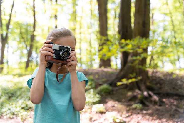 Kind erforscht den Wald am Umwelttag forest