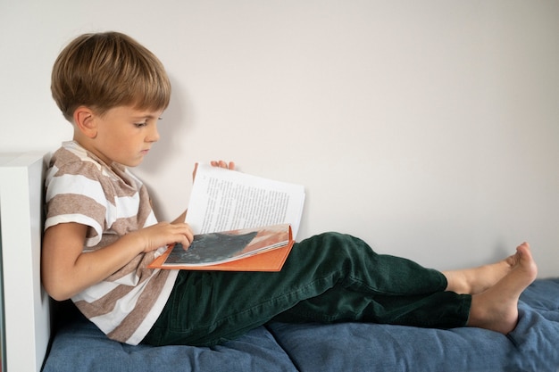 Kostenloses Foto kind erhält bildung zu hause