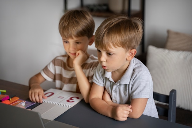 Kostenloses Foto kind erhält bildung zu hause