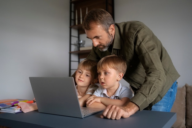 Kostenloses Foto kind erhält bildung zu hause