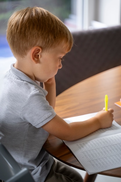 Kostenloses Foto kind erhält bildung zu hause