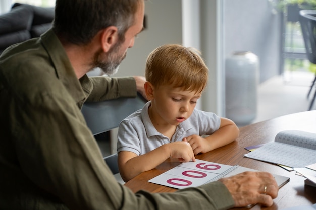 Kostenloses Foto kind erhält bildung zu hause