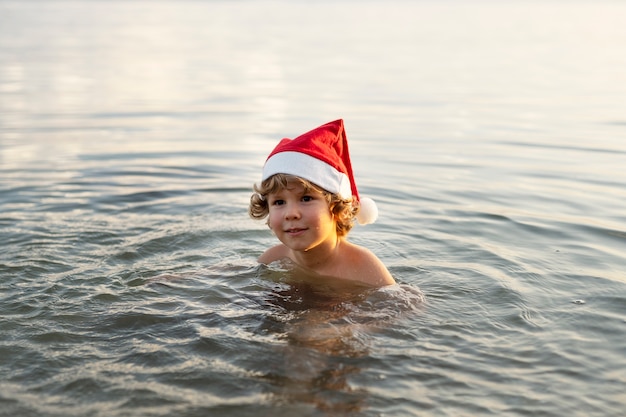 Kind feiert Weihnachten im Juli