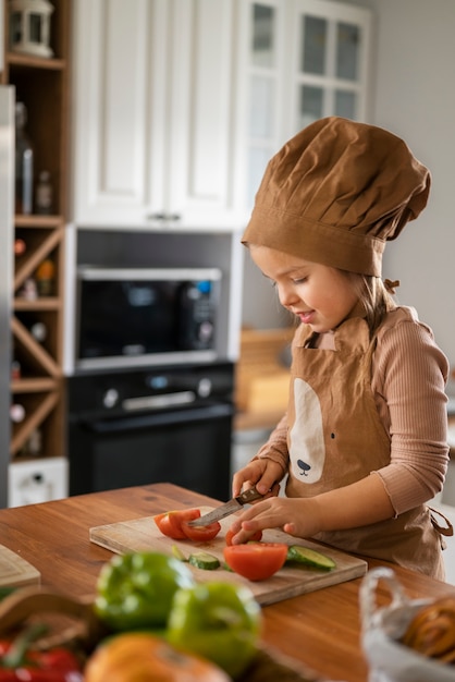 Kind hat Spaß beim Kochen in der Küche zu Hause