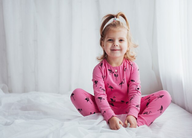 Kind im Pyjama