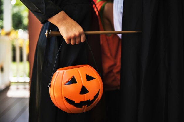 Kind in einem Halloween-Kostüm