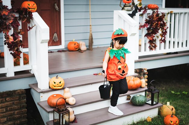 Kind in einem Halloween-Kostüm