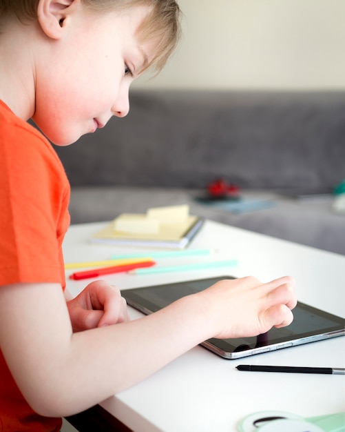 Kind lernt neue Informationen vom digitalen Tablet