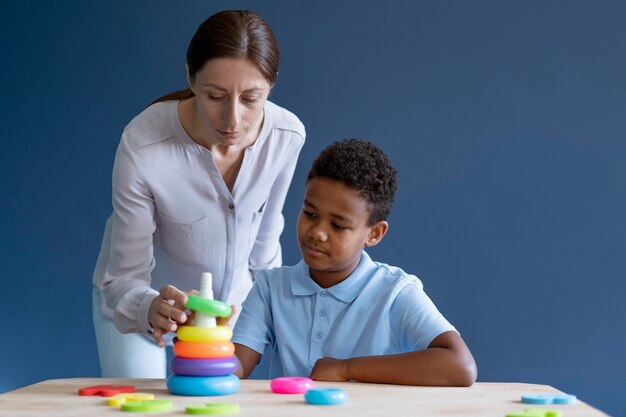 Kind macht eine Ergotherapie-Sitzung