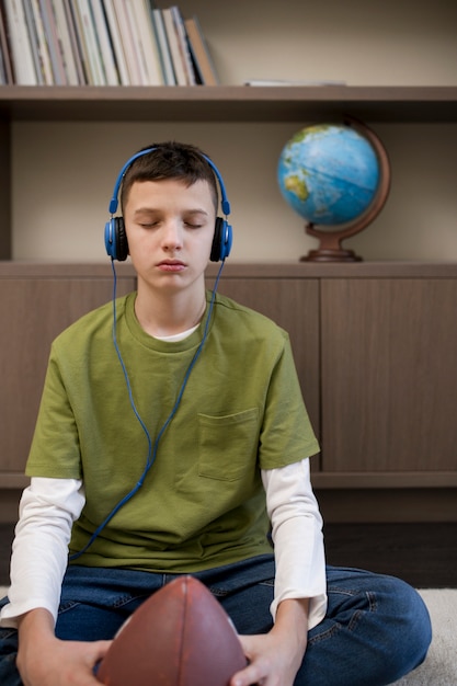 Kind meditiert und fokussiert