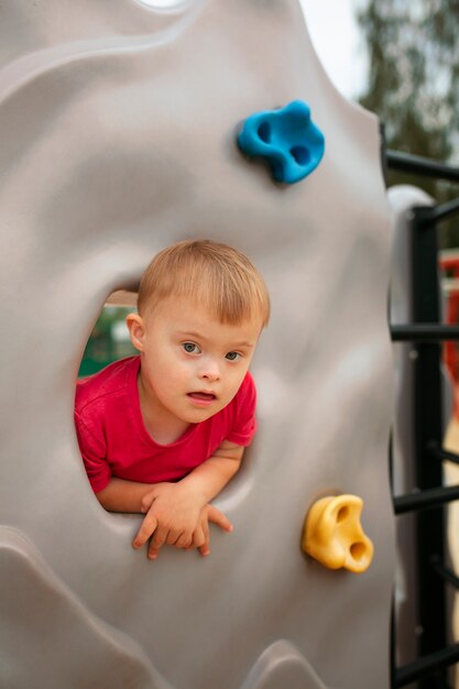 Kind mit Down-Syndrom in der Vorderansicht des Parks