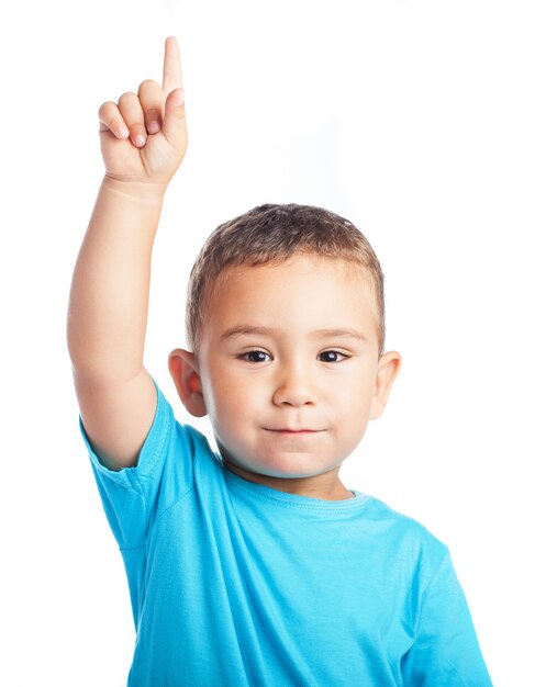 Kind mit einem erhobenen Zeigefinger