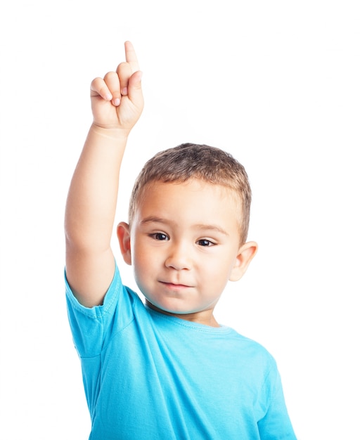 Kind mit einem erhobenen Zeigefinger