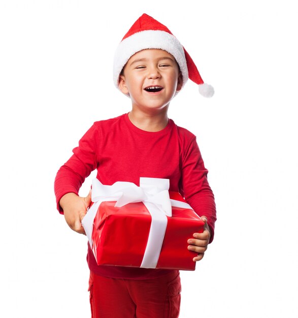 Kind mit einem Geschenk zu lachen