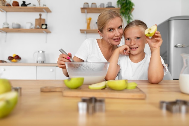 Kind mit mittlerem Schuss, das Apfel hält