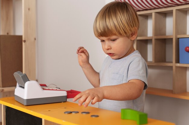 Kind mit mittlerer Aufnahme, das mit Spielzeug spielt