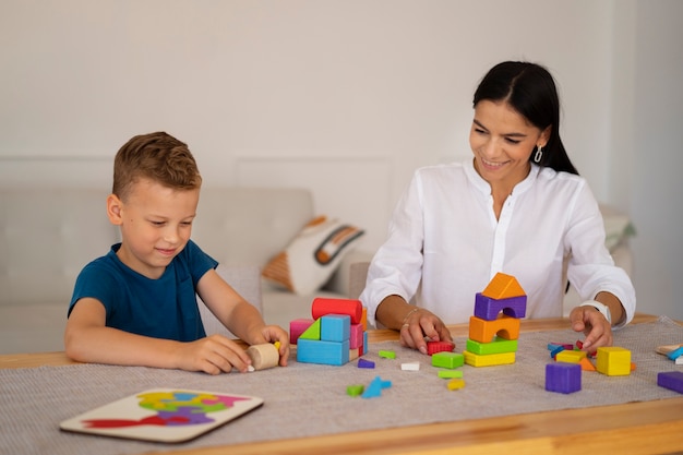 Kind mit seiner Mutter, die eine Denksportaufgabe spielt