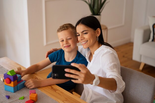 Kind mit seiner Mutter, die eine Denksportaufgabe spielt